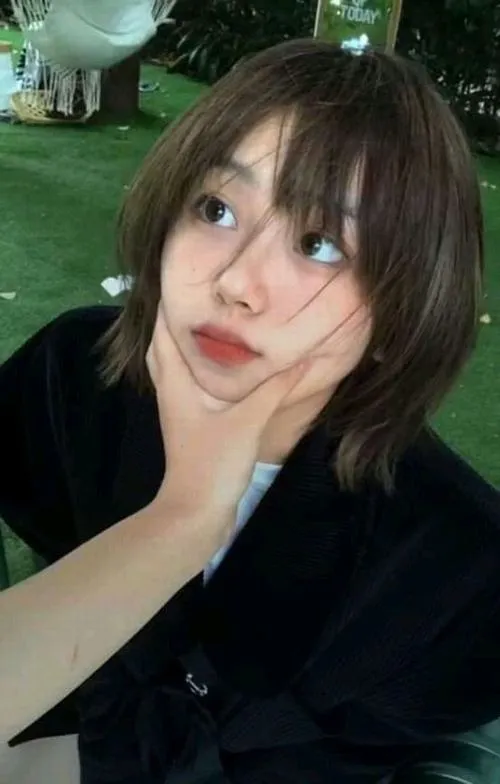 Chi tiết nếp tóc ngắn mang độ bóng nhẹ