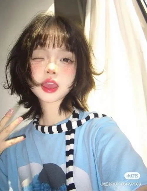 Phong cách nụ cười nhẹ kết hợp tóc ngắn