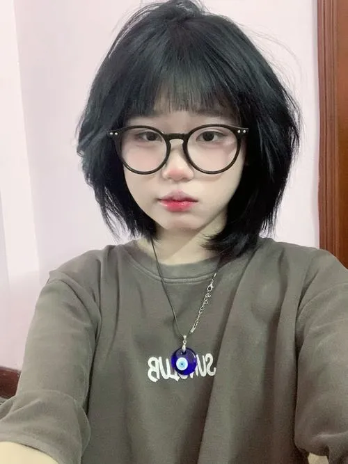 Vẻ đẹp tóc ngắn uốn nhẹ mang cảm xúc mềm mại