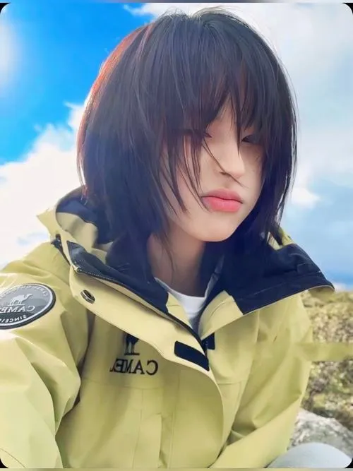 Tóc ngắn tạo cá tính hòa cùng phong cách phóng khoáng