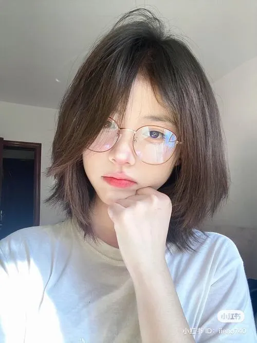 Tóc ngắn tôn mặt giúp ánh mắt trong thêm nổi bật