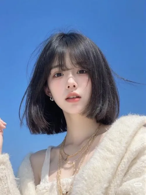 Gái xinh tóc ngắn trong khung hình mang hơi thở nghệ thuật