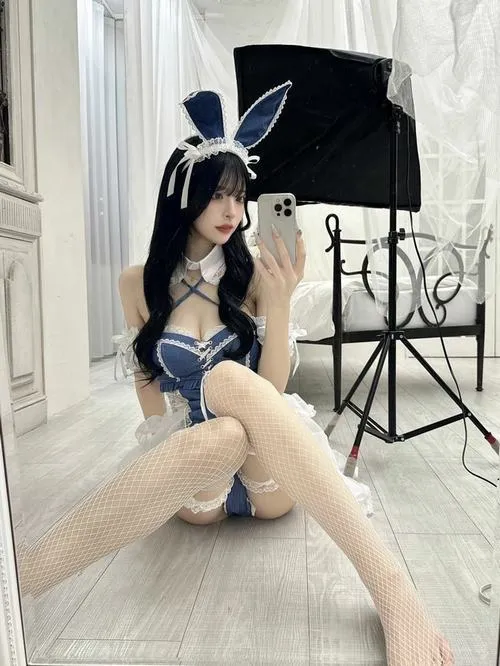 Mỹ nhân Đông Á khoe body nóng bỏng trong không gian biển