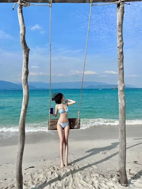 Mỹ nhân Đông Á khoe da trắng mịn tương phản hai mảnh