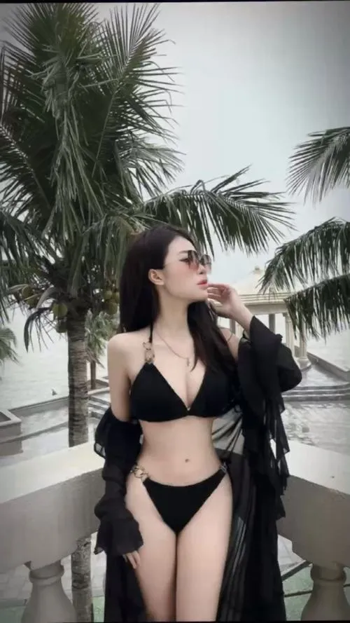 Gái đẹp Trung Hoa khoe body đồng hồ cát hút hồn