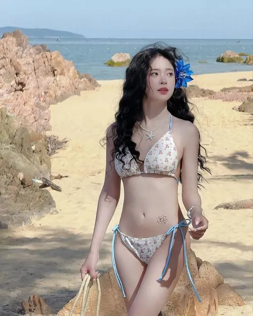 Hot girl Đông Á tạo dáng body nóng bỏng bên biển xanh