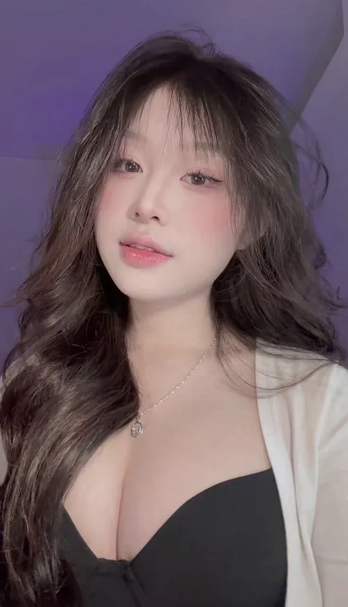 Con gái Việt hiện diện với thần thái mộc rất đời