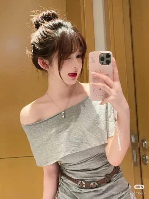 Gái Việt xinh đứng giữa bối cảnh quen thuộc vẫn rất nổi bật