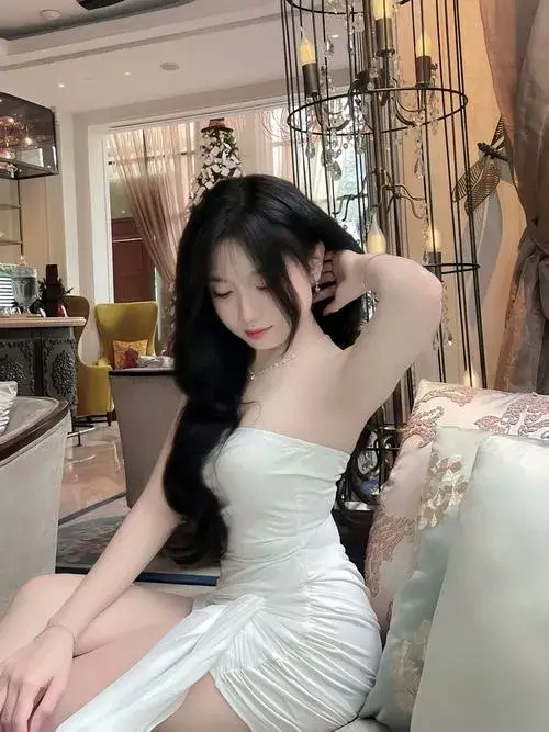 Gái đẹp khoe tư thế nghiêng làm ngực to