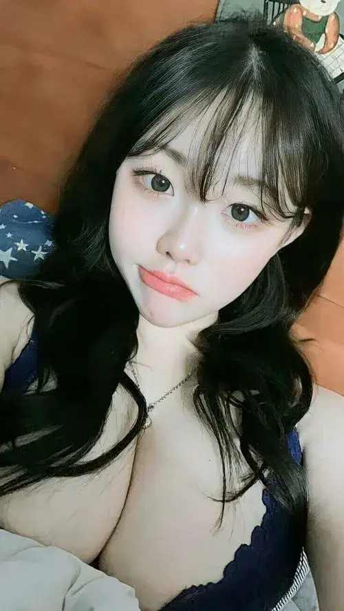 Gái xinh thể hiện gợi cảm vừa đủ với vú to