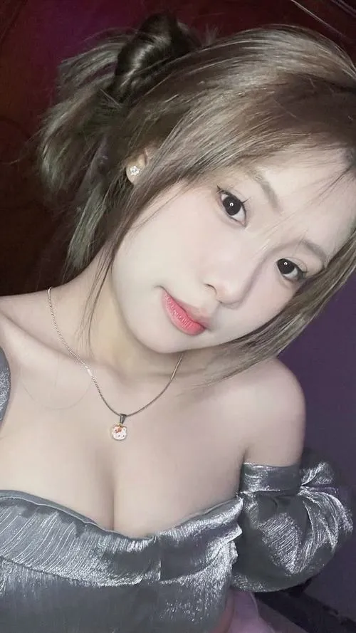 Ảnh gái trưởng thành khoe vòng một đầy nhưng vẫn rất tinh tế