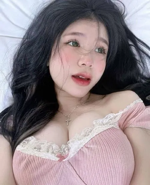 Sự gợi cảm đến từ vòng một nảy nở và thần thái tự nhiên