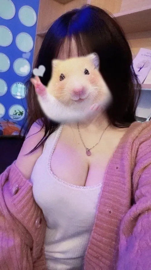 Cô nàng nổi bật đường cong cơ thể với vòng một đầy