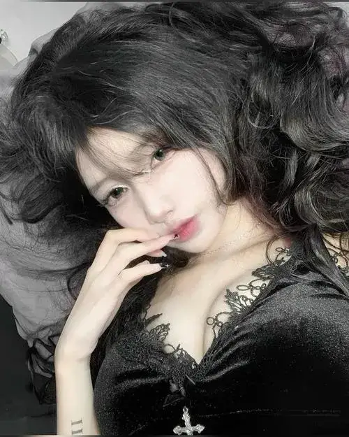 Phong cách chụp tôn vòng một khiến ánh nhìn bị giữ lại lâu