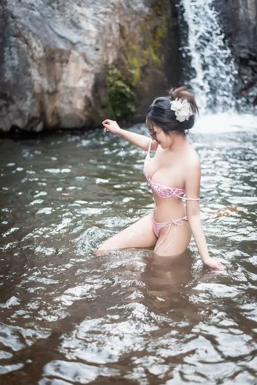 Khiêu gợi lan tỏa từ bàn tay đặt giữa không gian tối