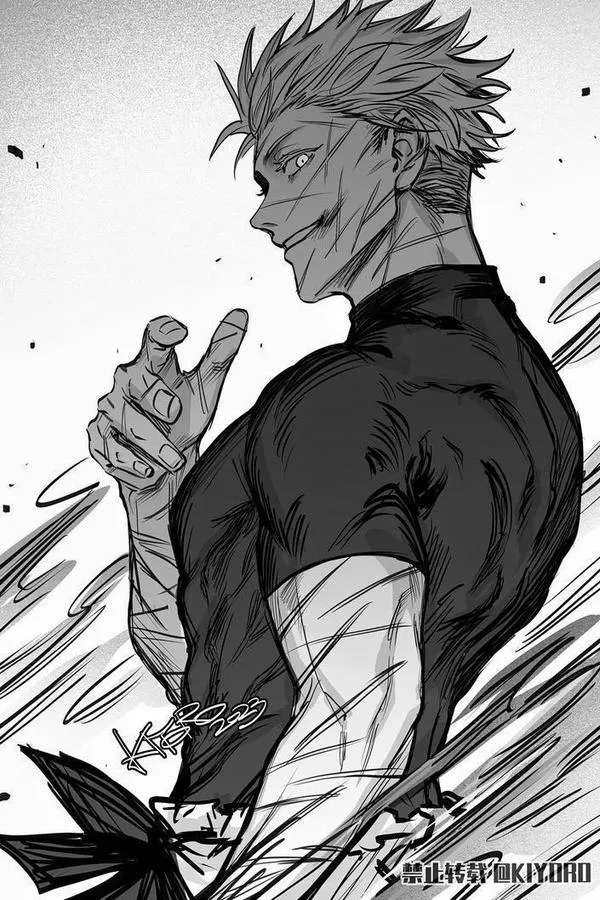 Hình Sukuna quay lưng, cơ bắp nổi, nét mực thô ráp, gợi đại chiến Shinjuku căng thẳng.