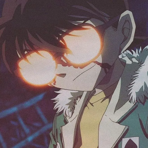 Ảnh Conan ngầu với kính lóe sáng, nụ cười nửa miệng, nền tối làm khí chất lạnh nổi bật