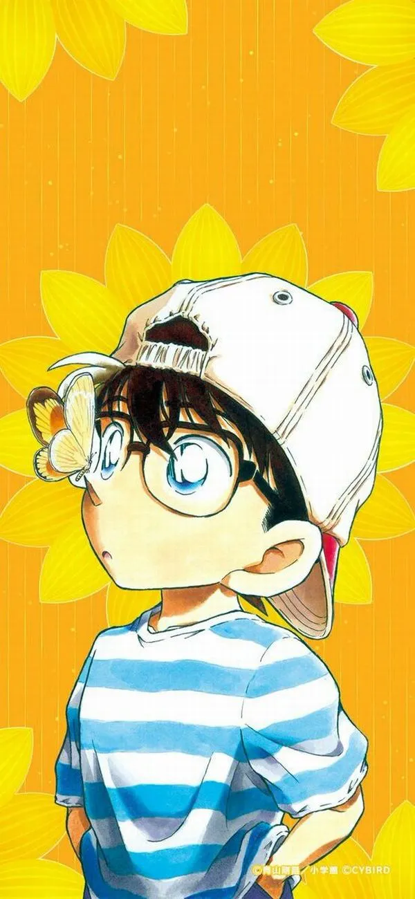 Ảnh Conan dễ thương đội mũ trắng, áo sọc xanh, nền vàng tươi, hợp hình nền điện thoại nhẹ nhàng