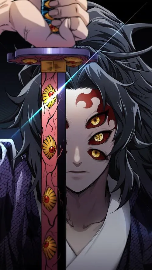 Avatar góc mặt nghiêng Kokushibo sau chuôi kiếm, tóc đỏ đen dài, bớt lửa và mắt vàng cam rõ nét