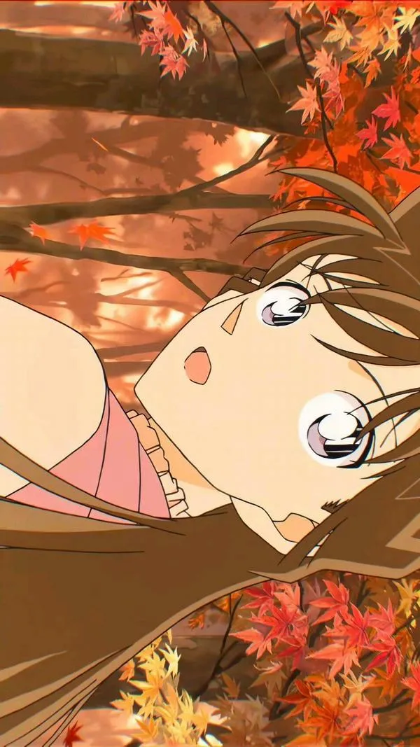 Hình nền máy tính anime Ran Mori nằm nghiêng giữa lá đỏ, cận cảnh đôi mắt, tông ấm, hợp avatar tâm trạng