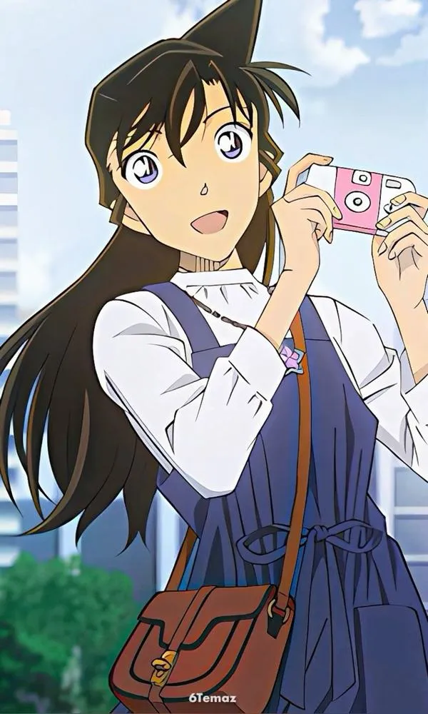 Hình nền điện thoại Ran Mori đồng phục xanh, cầm hộp nước, nền trời sáng, bố cục gọn dễ nhìn