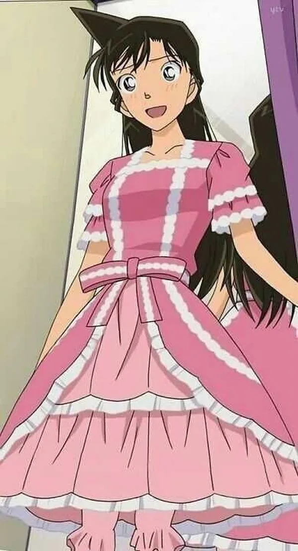 Hình Ran Mori mặc váy hồng tầng bèo, tóc dài nâu đen, nền tối giản, hợp làm avatar dễ thương