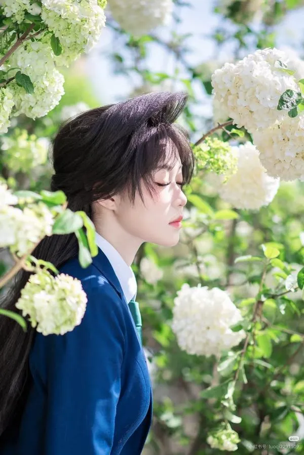 Ảnh Ran live action bước ở hành lang, nền mờ nhẹ, tương phản vừa phải, tạo vibe học đường rất thật