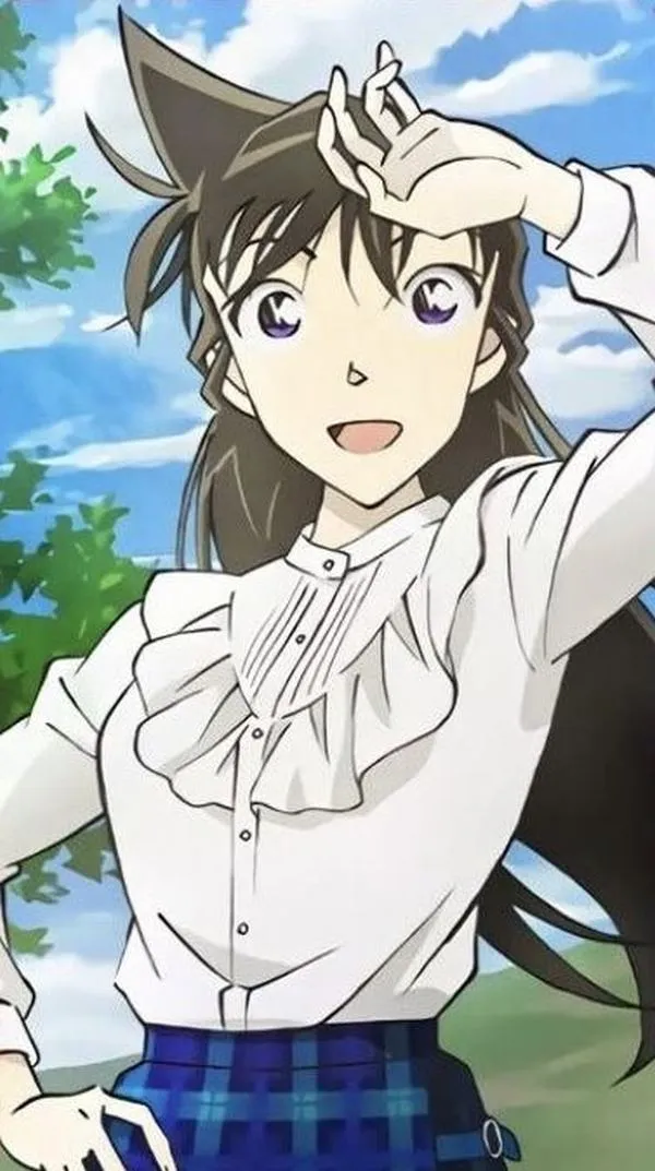 Hình Ran Mori sân tập karate, đai thắt nổi bật, dáng đứng thủ thế chắc, nhìn vào thấy quyết đoán