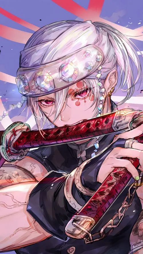 Khung cận mặt Uzui Tengen kẹp kiếm, hoa văn tím đỏ nổi bật, ánh mắt sắc và tự tin.