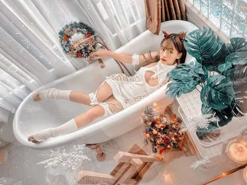 Lê Bống khoe dáng khi chụp ảnh biển đầy năng lượng