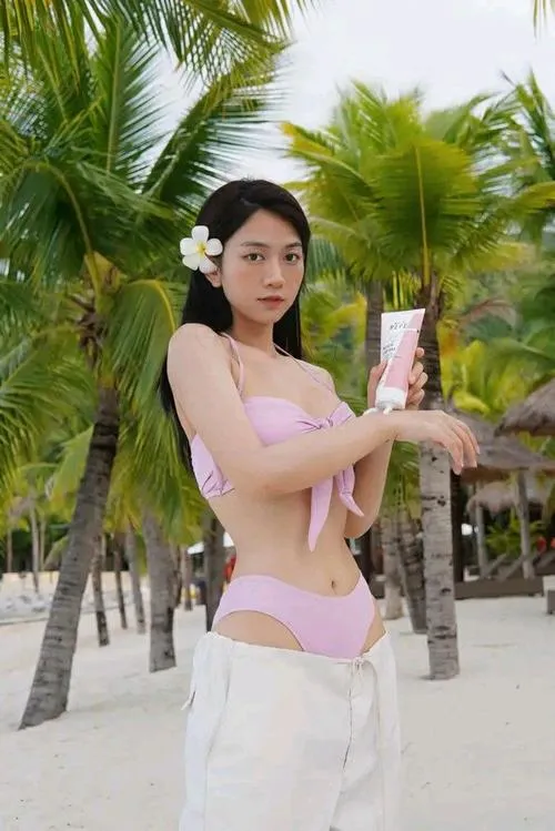 Vibe hè lan tỏa qua ảnh Lê Bống mặc bikini