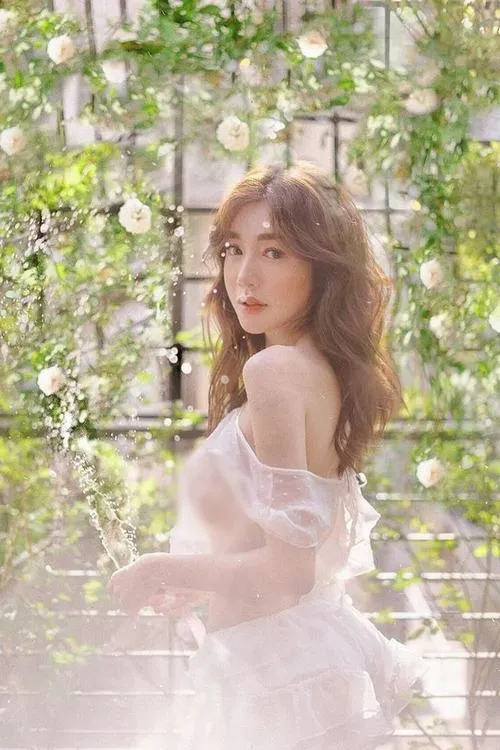 Ảnh Lê Bống phối bikini tinh tế thu hút ánh nhìn