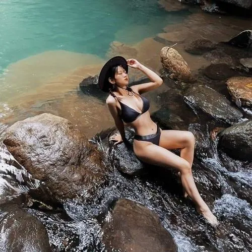 Hình ảnh đồ bơi giúp Lê Bống thể hiện cá tính riêng