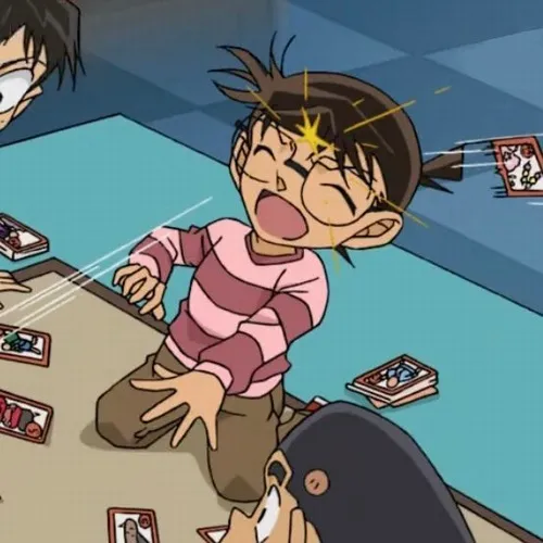 Ảnh hài hước Conan Edogawa trượt ngã, manh mối thuộc hồ sơ vụ án bay tứ tung.