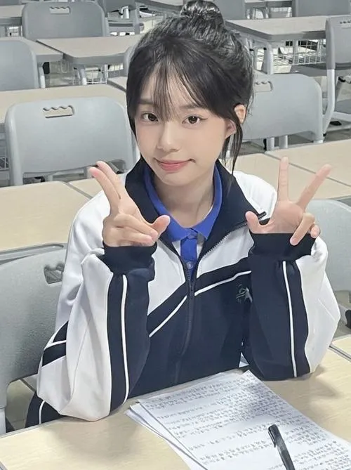 Hình ảnh áo dài trắng tôn vẻ đẹp đi cùng tuổi học trò