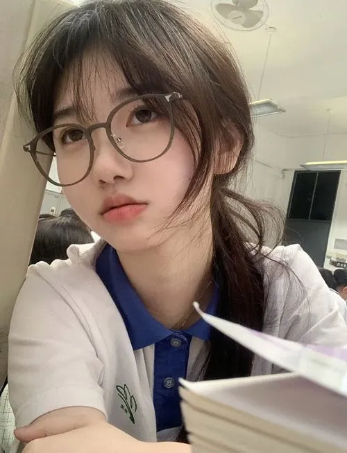 Đường nét mái tóc hòa cùng phong cách học đường tự nhiên