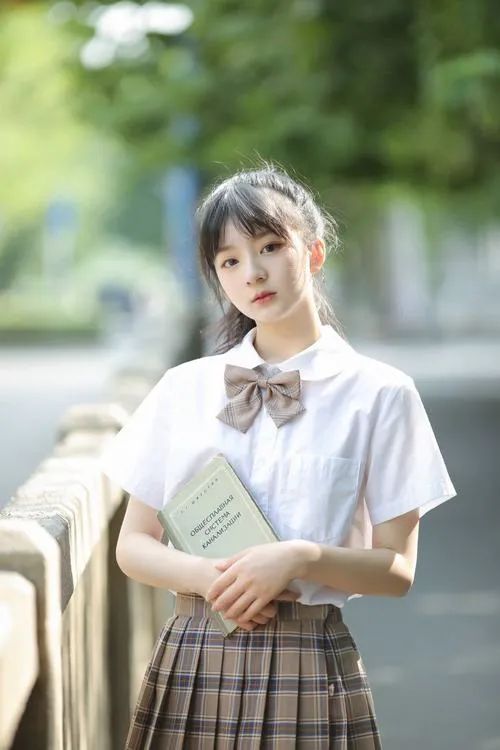 Khoảnh khắc đồng phục học sinh giữa sân trường đầy nắng