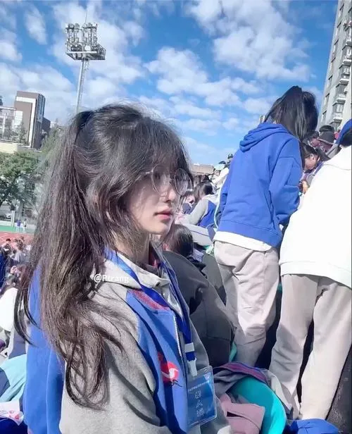 Khoảnh khắc nữ sinh cùng biểu cảm gương mặt trong bối cảnh trường học