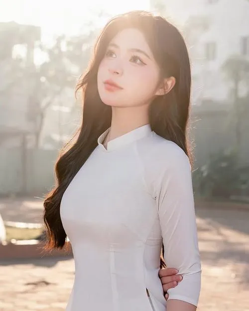 Khuôn mặt hài hòa cùng biểu cảm dịu nhẹ