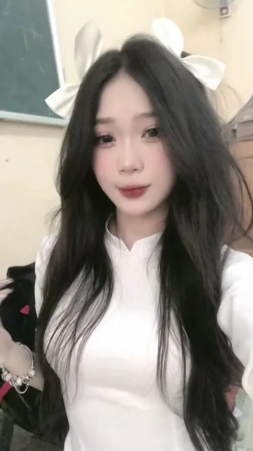 Gái xinh 2k7 và nét e ấp khó tìm ở thế hệ trước