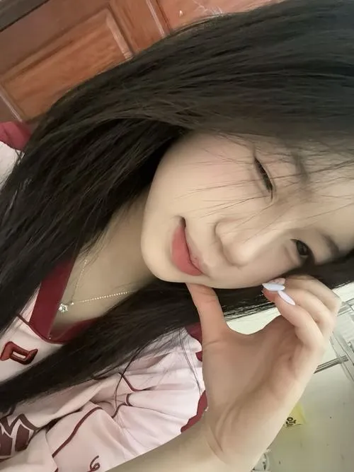 Tóc gọn gàng đi cùng trang phục kín đáo chuẩn học trò