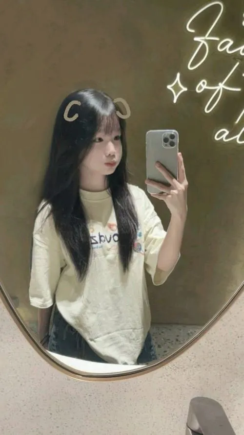 Cách tạo dáng mang hơi thở baby face rất trong veo