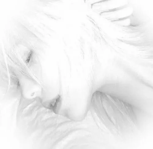 Không gian trống khung cùng ánh sáng phẳng tạo cảm giác xa cách