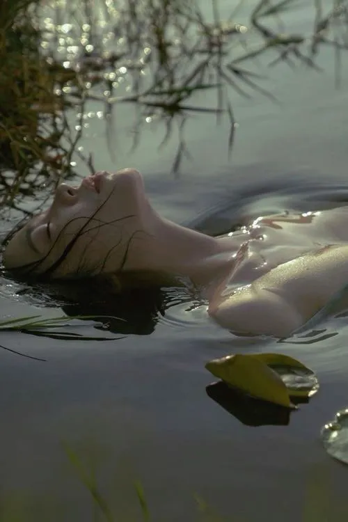 Ảnh nude nghệ thuật tôn lưng và hông bằng che phủ khéo léo