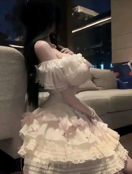 Gợi cảm nghệ thuật nhấn bờ vai và cổ trong bóng đổ