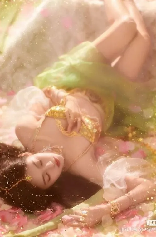 Ảnh gợi cảm tinh tế để đường cong đối thoại với bóng tối lặng