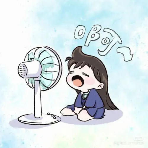 Ảnh chibi của Ran ngồi cạnh quạt, nền xanh nhạt, biểu cảm mệt nhẹ, bố cục tối giản