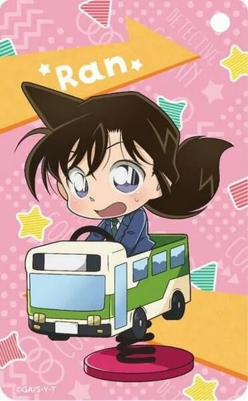 Hình Ran Mori phong cách dễ thương đứng cạnh xe buýt mini, nền hồng họa tiết, tóc bay gọn gàng