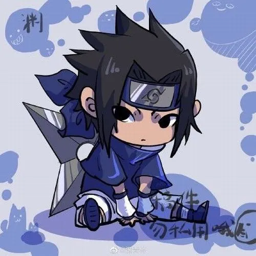 Ảnh ngầu Sasuke phiên bản chibi đeo băng trán, ngồi xếp bằng, nền xanh họa tiết, dễ thương