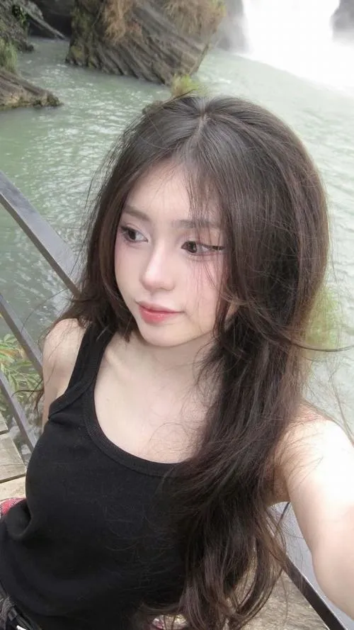 Chi tiết tóc và makeup tôn gương mặt xinh